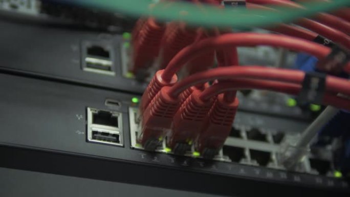 带有红色以太网导线的服务器配线架。