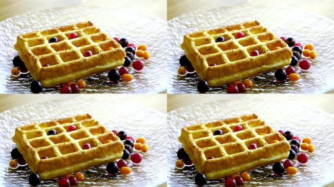早餐。维也纳华夫饼特写镜头，配新鲜浆果、蜂蜜、糖浆4K