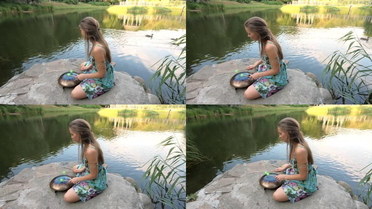 女人坐在水边玩快乐鼓