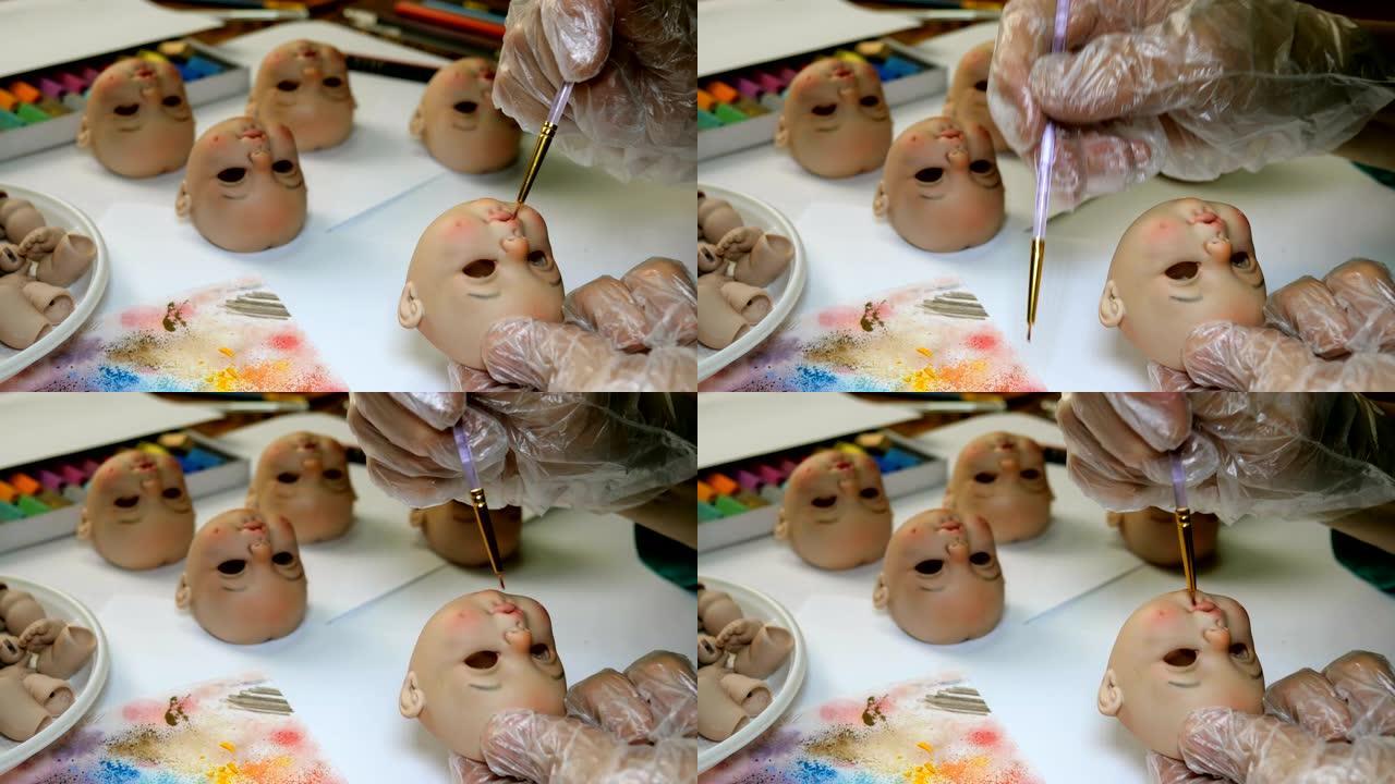 大师级画家用细笔画出玩偶的空白嘴唇。