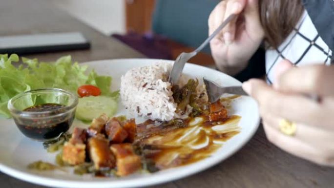 亚洲女商人的场景慢动作在餐厅吃泰国菜，健康和城市生活的概念，东南亚的概念，典型的亚洲食物