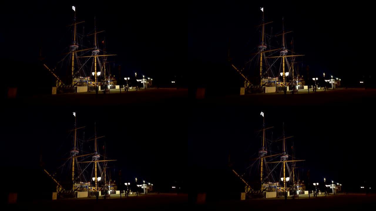 古董船晚上停泊在海岸外