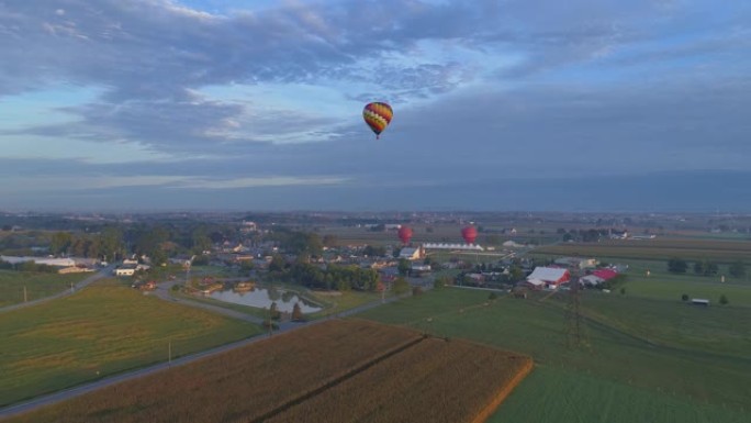 在气球节上早晨发射热气球的鸟瞰图从装满到起飞