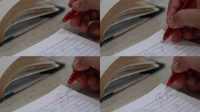 教师妇女用红笔干手在木桌上的成熟学生试卷上写F级和圈。关于成人教育和终身学习的想法。
