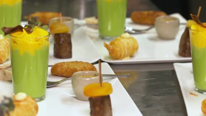 在美食餐厅里捣碎的豌豆和鲜奶油。豪华餐厅装饰厨师的完美食谱-特写-烹饪和美食概念。