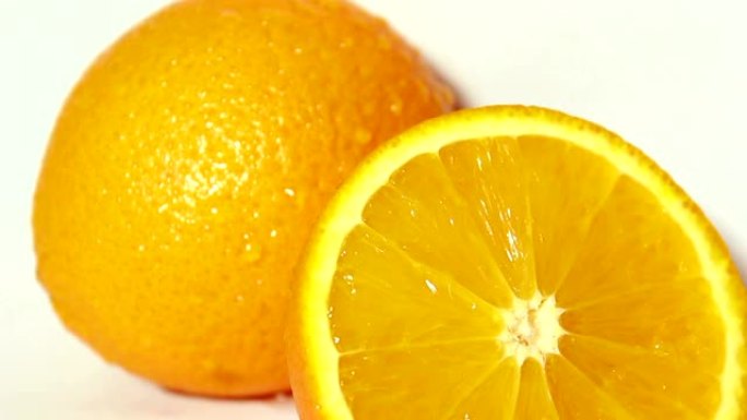 水滴顺着多汁的成熟橘子流下来。