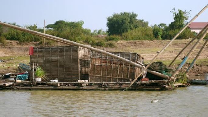 大型竹鱼板条箱连接到河边的中国渔网