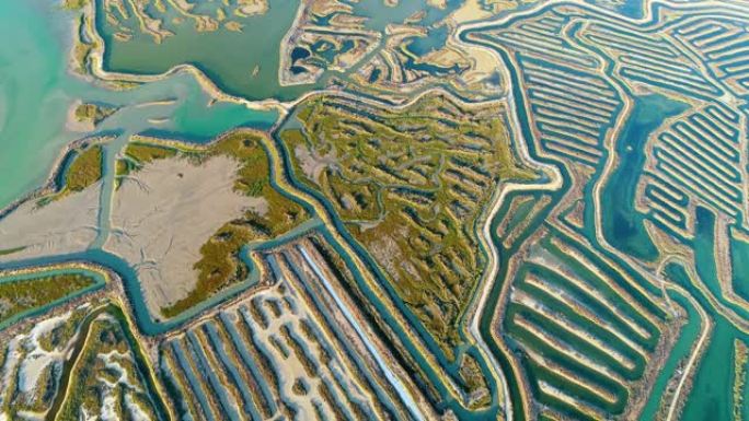 处理海水以产生海盐的古代运河的鸟瞰图，一种奇妙的天然食物和一种重要的产品-景观，纹理和图形概念4K