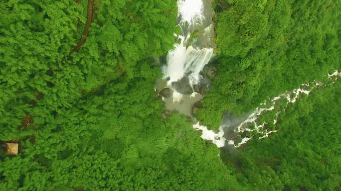 俯瞰蜀南竹海山里的瀑布