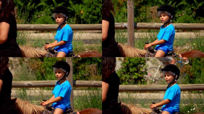 小男孩骑着小马玩耍