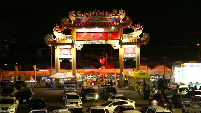 泰国春武里府，在素食节时间流逝期间，五颜六色的灯光装饰在Sawang boriboon基金会的大门上