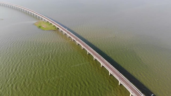 无人机在一条大河上的火车铁路拍摄了鸟瞰图。