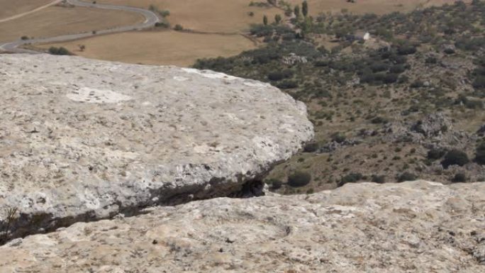 西班牙Torcal de Antequera，岩石中的史前化石菊石晴天