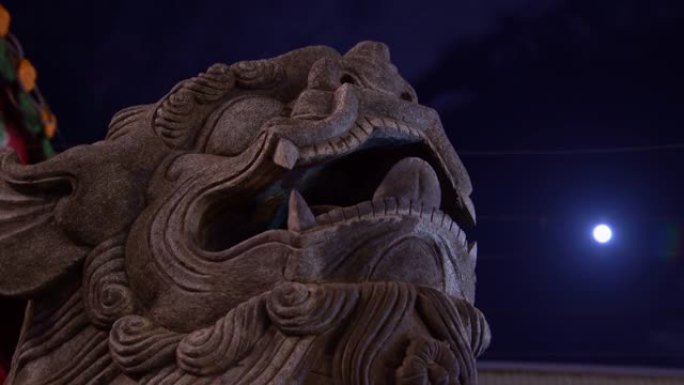 满月之夜中国雕像狮龙的4k特写