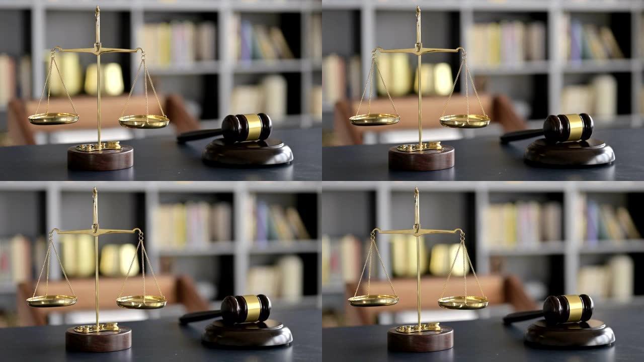 律师办公室桌子上的木槌和金黄铜天平