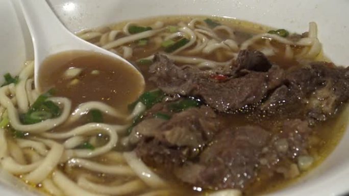 4k人在亚洲餐厅用棍子吃传统牛肉面