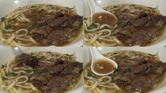 4k人在亚洲餐厅用棍子吃传统牛肉面