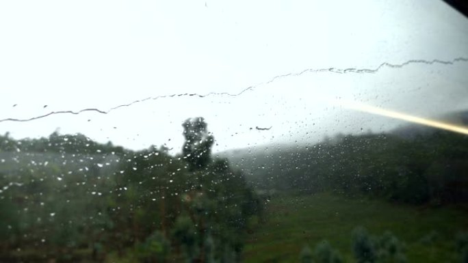 在雨天乘坐高速火车旅行