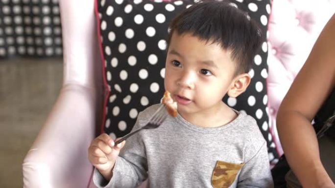婴儿和他的母亲喜欢吃泰国辛辣食物，4K