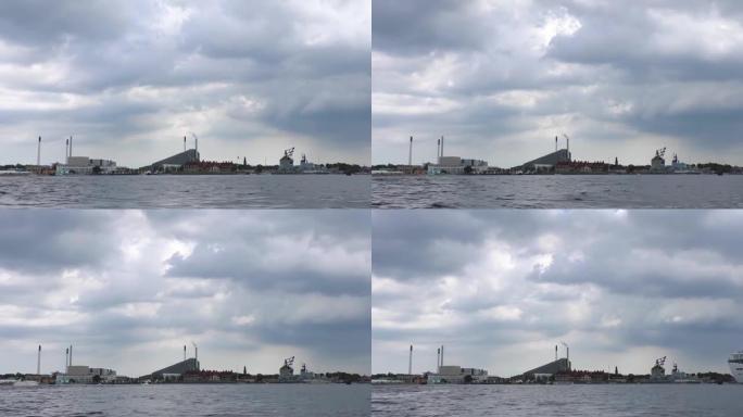 夏季，哥本哈根港口和Amager资源中心在戏剧性的乌云下