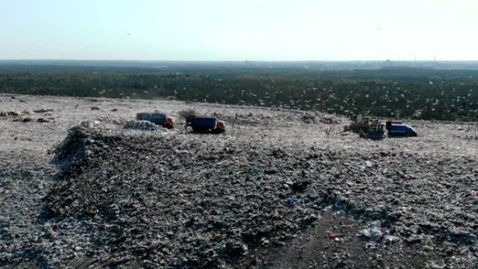 垃圾填埋场鸟瞰图。重型推土机水平成堆的垃圾。