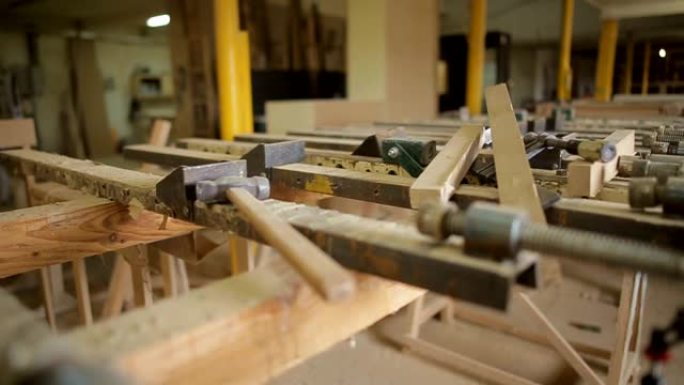 制造木家具的车间，车间的工作工具，锯木厂，制造材料，慢工
