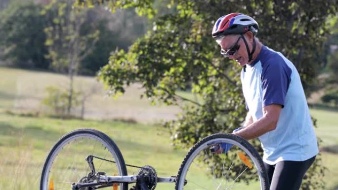 高级成年男子自行车在农村场景充气轮胎他的自行车