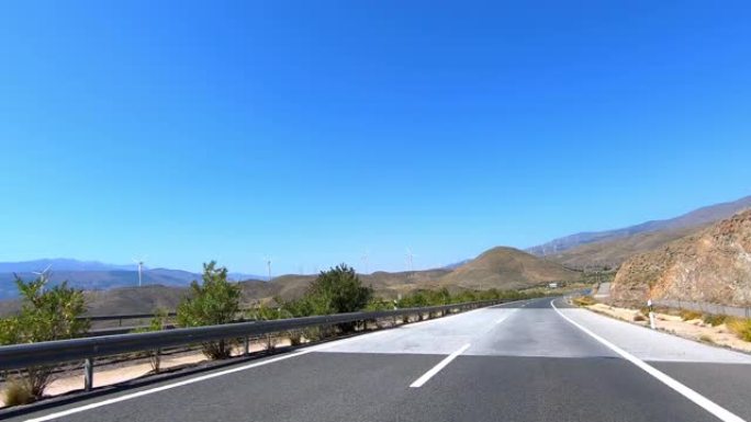 在阿尔梅里亚 (Almeria) 使用风力涡轮机在高速公路上行驶