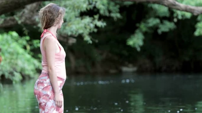 站在河里的成年孕妇