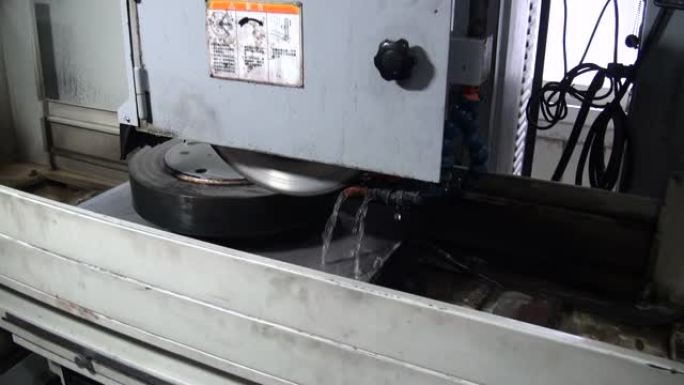 一台机器抛光一块金属，杂质用水清洗