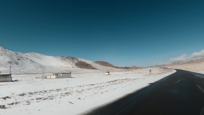 西藏旅游风光219国道车窗外蓝天雪山兵站