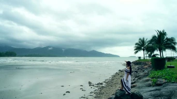 看着大海的年轻女子