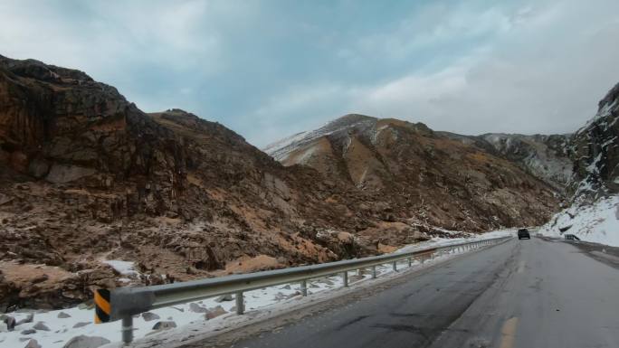 西藏旅游317国道车窗外落石飞石路段