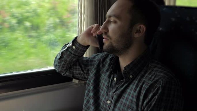 帅哥在火车上讲手机