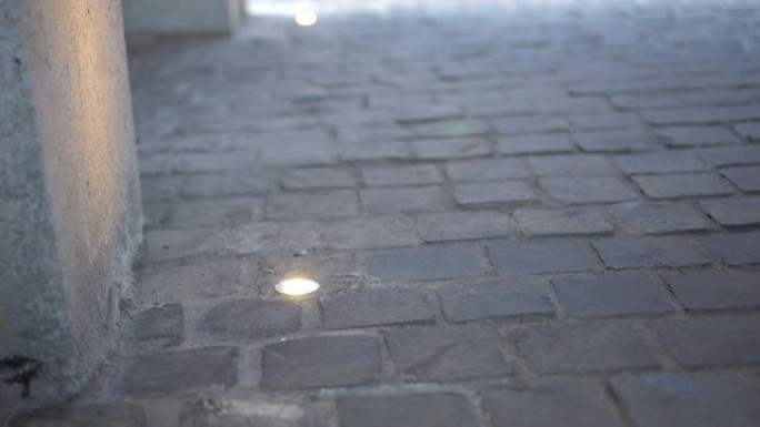 带地面嵌入式灯的鹅卵石铺路地板