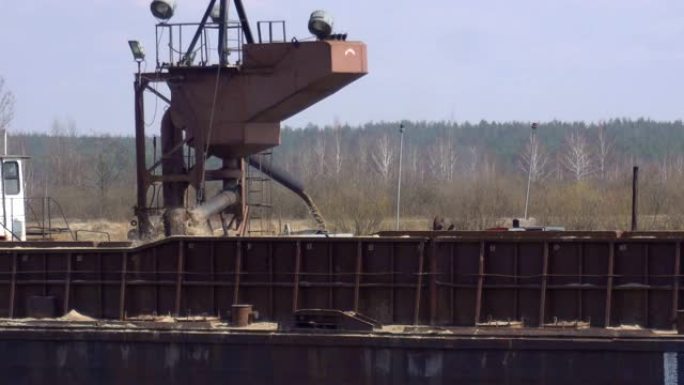 使用工业专用船舶挖泥船提取建筑河砂