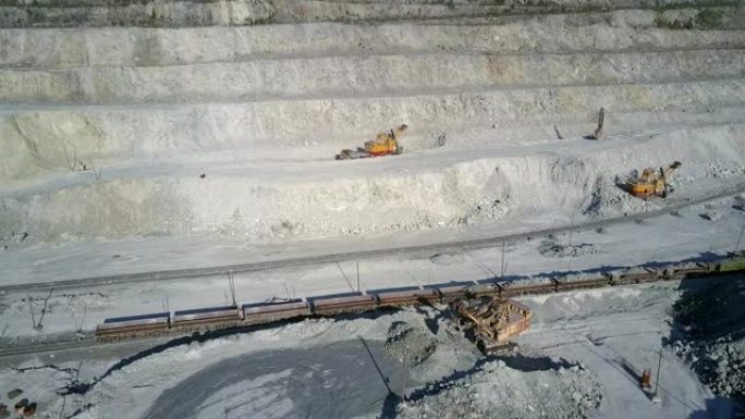 大功率挖掘机用asbes装载矿石列车