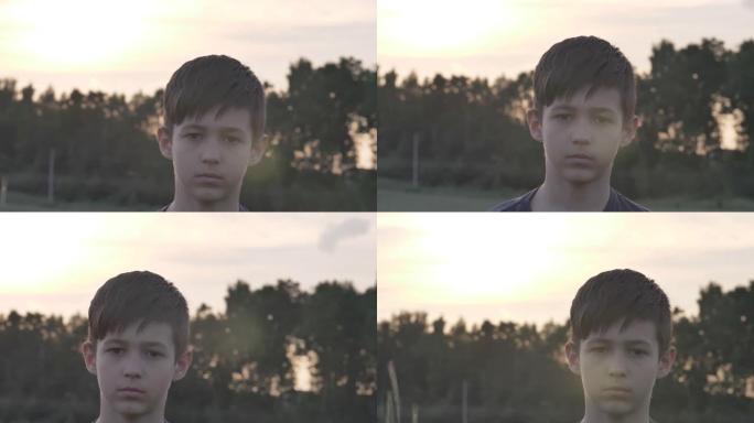 日落时麦田里悲伤男孩的肖像看着镜头特写