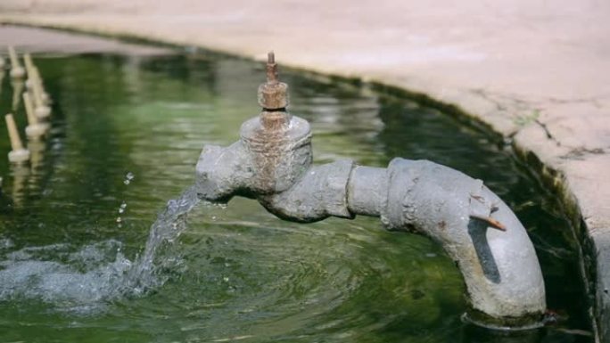 喷泉中流有水的旧起重机
