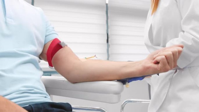 护士抽血进行富血小板血浆治疗。