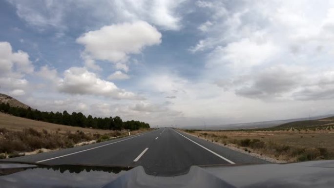 4k pov在安达卢西亚的沥青路面上行驶，云层分散而低