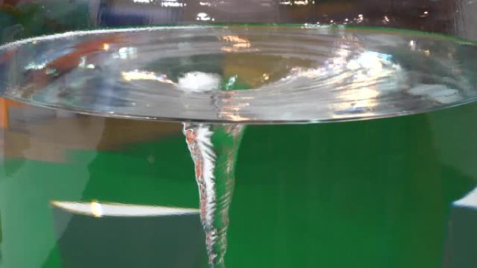 用于化学工业和实验室的设备，容器中的水漏斗安装在用于搅拌和混合液体的装置上
