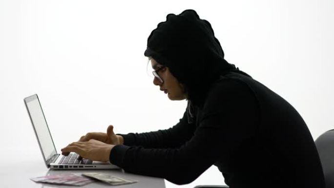 白色背景上的年轻男性计算机程序员