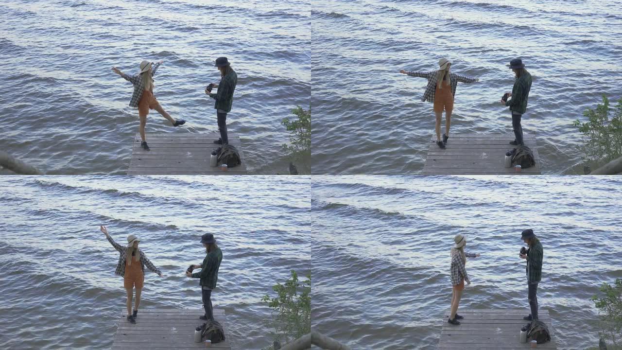 年轻的千禧一代旅游夫妇站在码头上，穿着格子衬衫