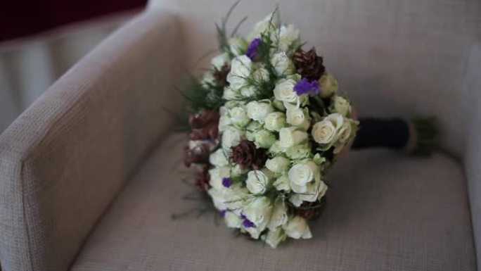 椅子上的婚礼鲜花花束