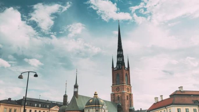 瑞典斯德哥尔摩。带有里德霍尔姆教堂塔的老城景观。老城Gamla Stan最古老的教堂