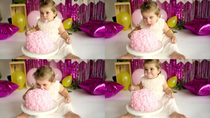可爱的女婴在一岁生日时吃蛋糕