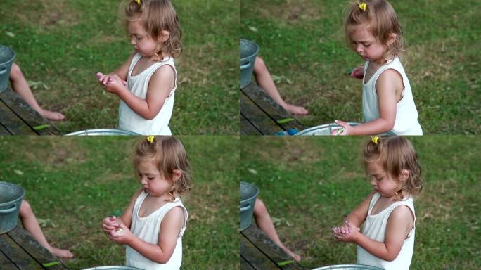 小女孩在后院洗手