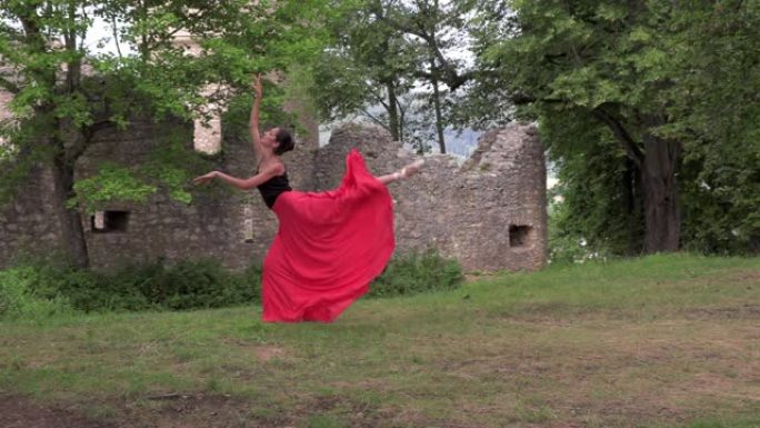 芭蕾舞女演员在一座古老城堡的废墟附近跳舞