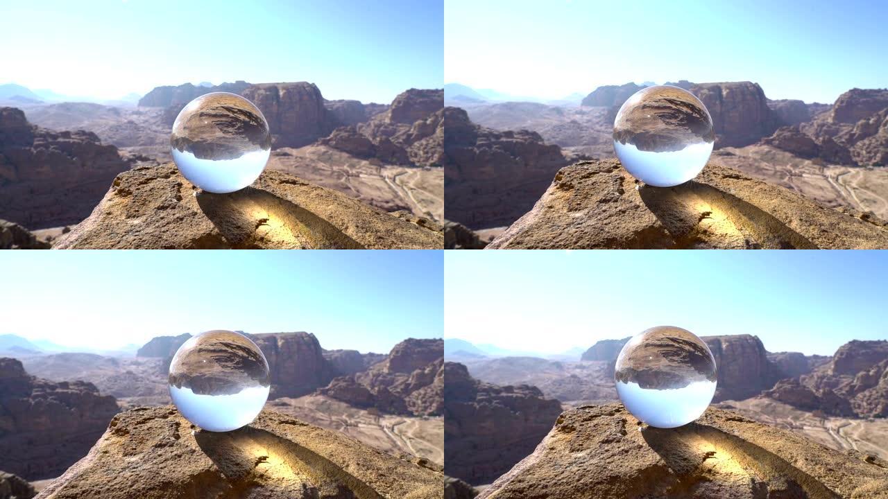 美丽的山景背景上的水晶球，佩特拉·乔丹